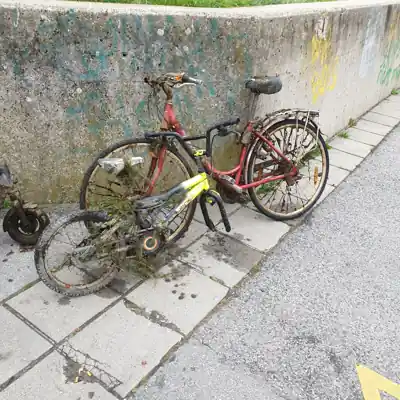 Zwei unter der Reichsbrücke geborgene Fahrräder an einer Mauer